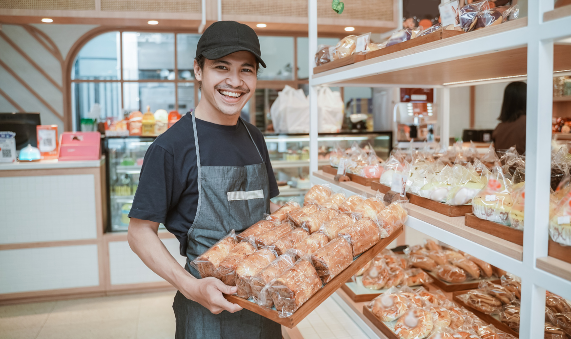 Shift kerja memberikan kesempatan bagi para karyawan frontliner seperti staff toko roti atau restoran untuk memberikan layanan yang konsisten dan berkualitas kepada pelanggan. Dengan pola kerja bergiliran ini, mereka dapat menjaga tingkat pelayanan yang tinggi sepanjang waktu, sambil memberikan fleksibilitas bagi staf dalam menjalankan tugas mereka sesuai dengan jadwal yang berubah-ubah.